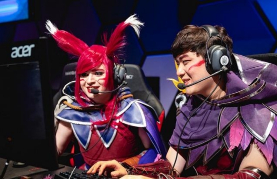 lol:小花生也要女装?网友预言s9的赛场将会变得十分艰难!