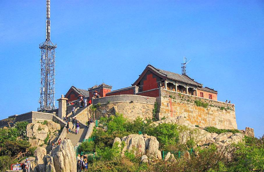 泰山因气势磅礴为五岳之首,主峰玉皇顶海拔1545米