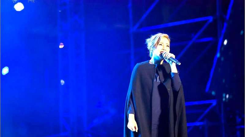 卫兰大哥现场版，一听就爱上的粤语歌曲1287次播放04:11继续观看立即下载好