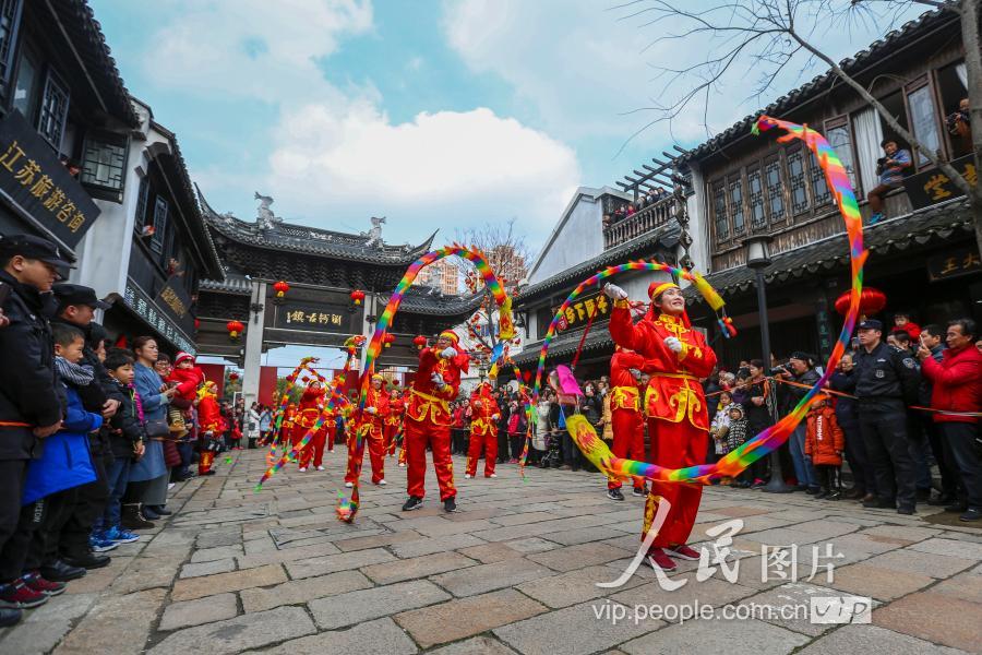 江苏浏河:古镇闹元宵 民俗巡游欢乐多