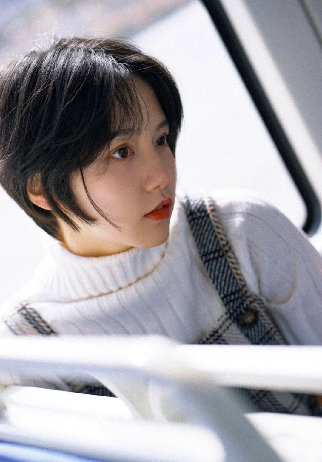 "诸葛大力"成果戏外更清纯,白色半袖配背带裤,简直是宅男杀手