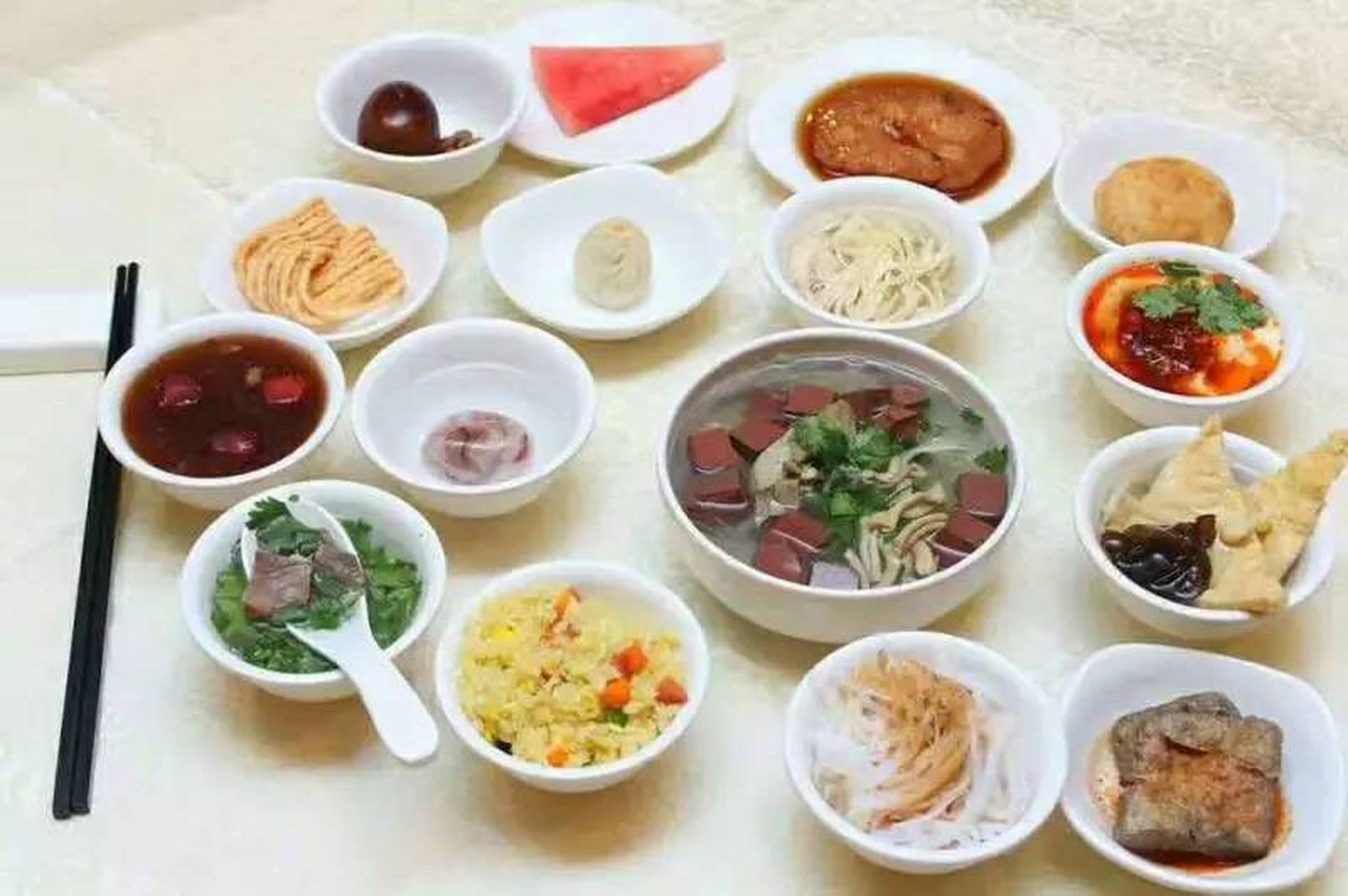 《"秦淮八绝"小吃地方标准》规定,"秦淮八绝"的八套小吃品种为:一绝是