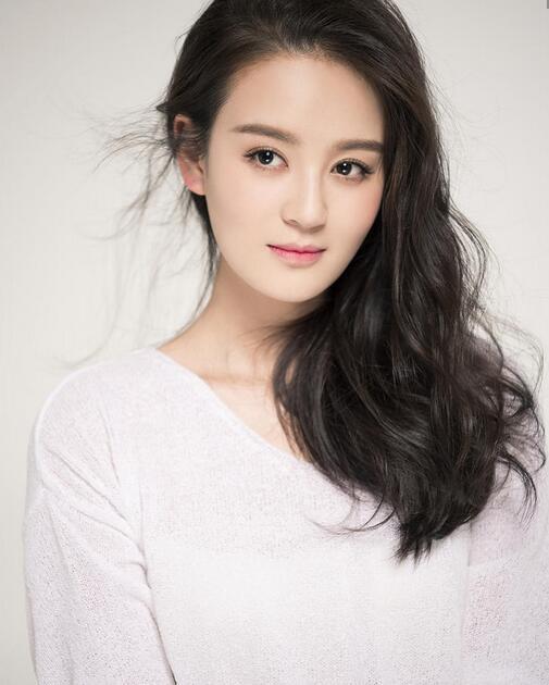 曾一萱,扮演的是索绰伦·阿箬,如懿陪嫁侍女,叛主后乾隆妃嫔.