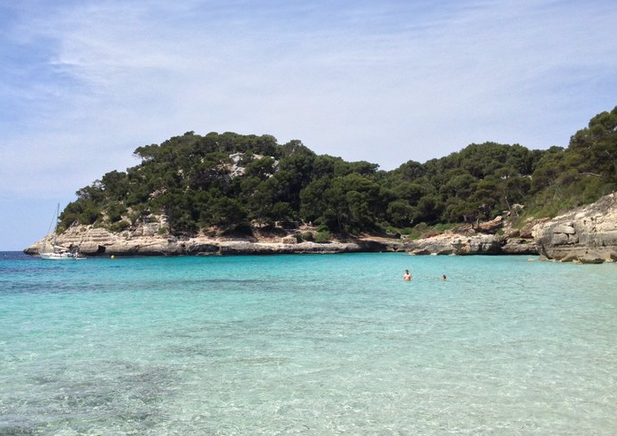 cala mitjana海滩,cala mitjana海滩是梅诺卡岛南岸的一块僻静而干净