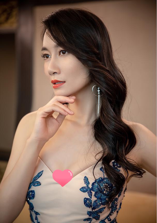 被42岁温峥嵘惊艳了,一袭抹胸印花连衣裙配大波浪卷发,优雅迷人