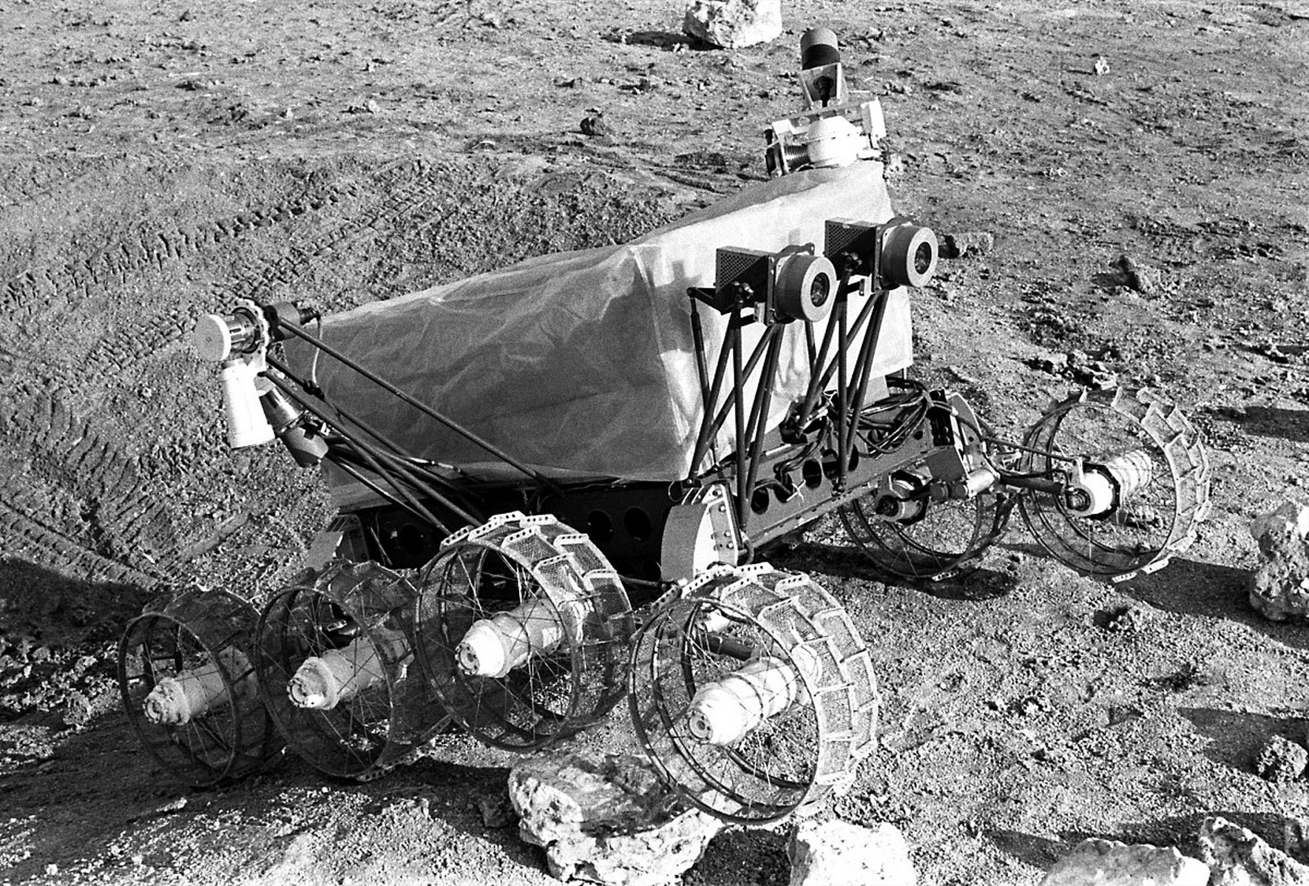 第一辆月球车 1970年11月,苏联发射的"月球17号"探测器将"月球车1号"