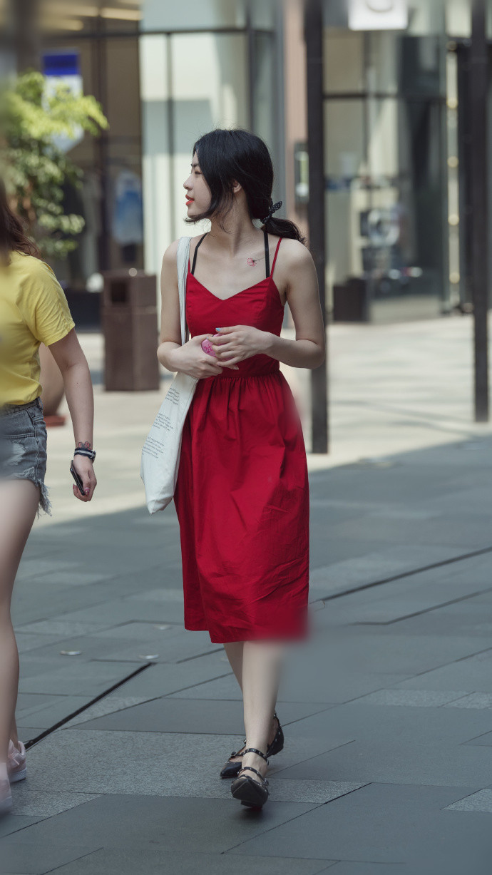 高挑美女穿吊带来闯关,落水的动作太尴尬!视频