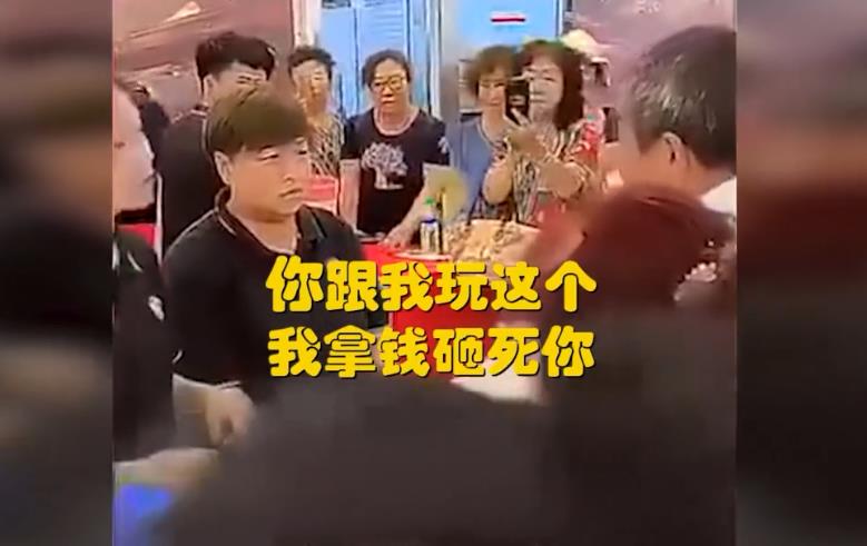 98元,大爷拿13元买车:不用找了!