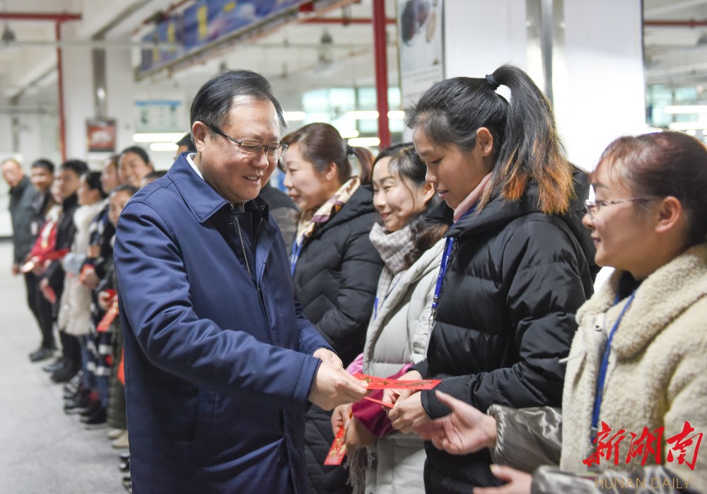 龚文密刘事青检查市场供应并开展走访慰问