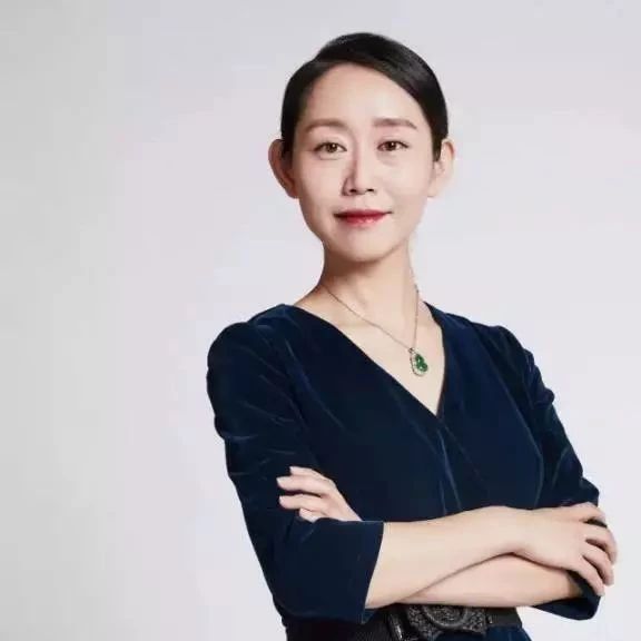 她是清华大学美女教授,初当教师上课声音打颤,后来课堂人满为患