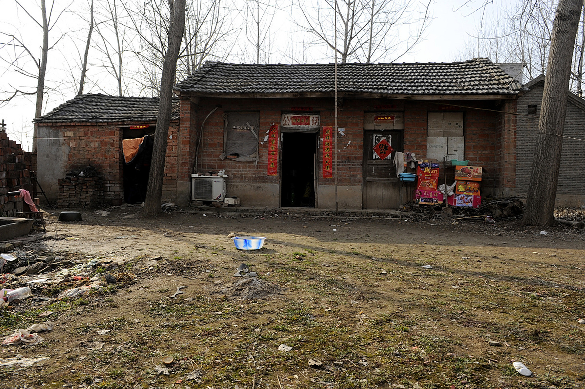 儿子和媳妇正在享用薯片,小孙子并未受人指使