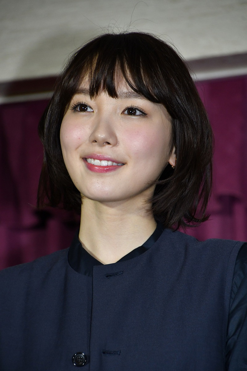 新月型双眼皮的特点是眼中部比较宽,眼尾和眼头稍窄,就像是一个瘦瘦的