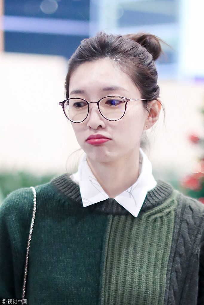 江疏影扎丸子头可爱俏皮	 图片来源:惊鸿潮搭/视觉中国