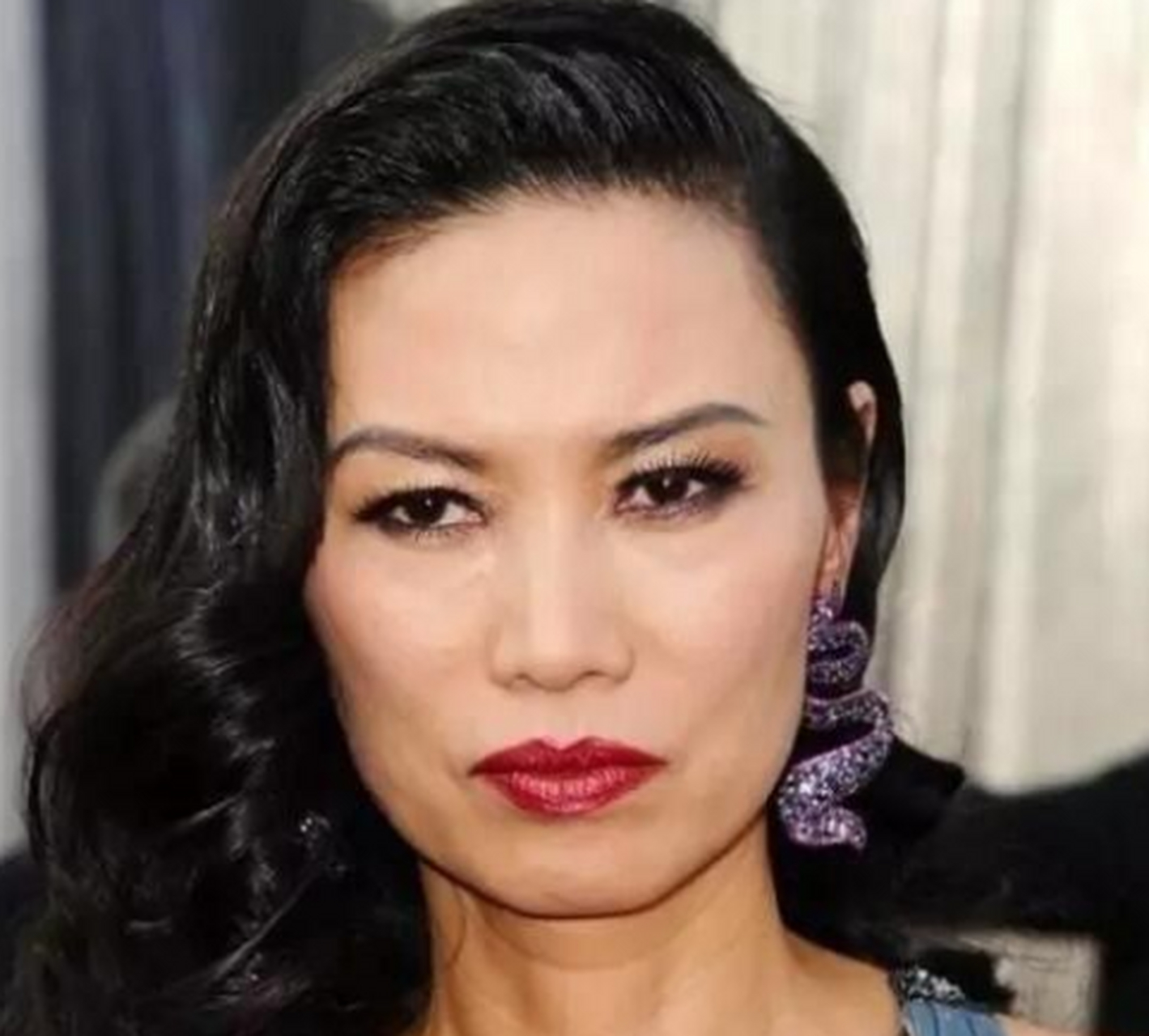 覆舟嘴的女子婚姻中往往消极面特多,眼角眉尾再朝下的多有负能量. 2.