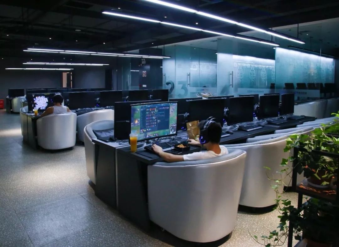 周杰伦花巨额投资"魔杰电竞"网咖,设计十分独特