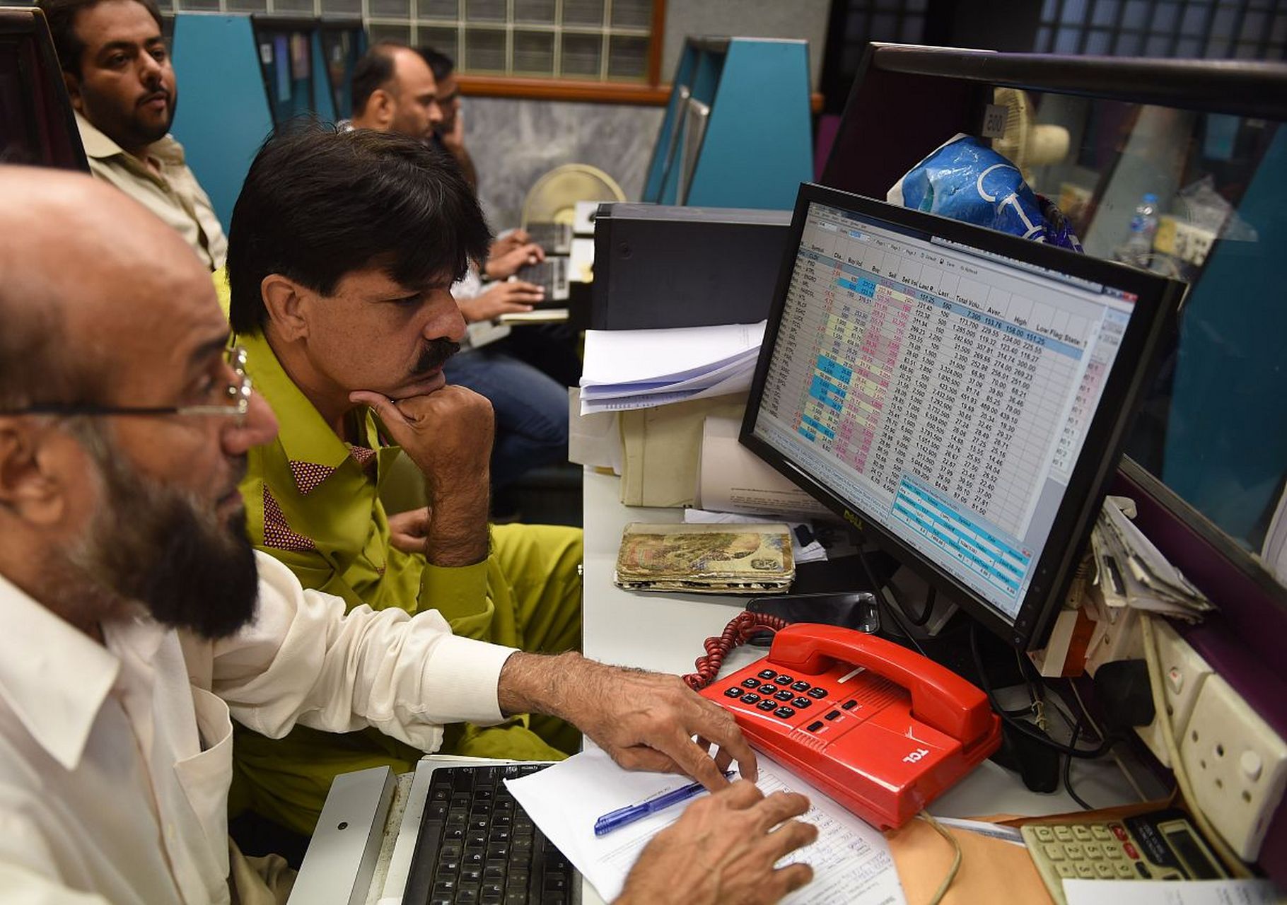 原来,印度政府为了推动本地制造业的发展,鼓励企业生产本地电子产品