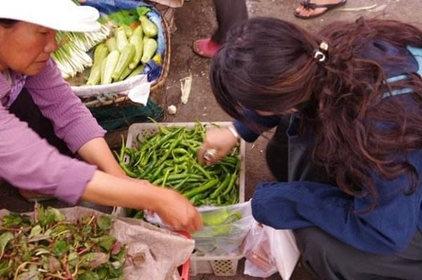 丈夫每次都拿100元去買菜,回來都說錢剛好用完,妻子一看愣住了