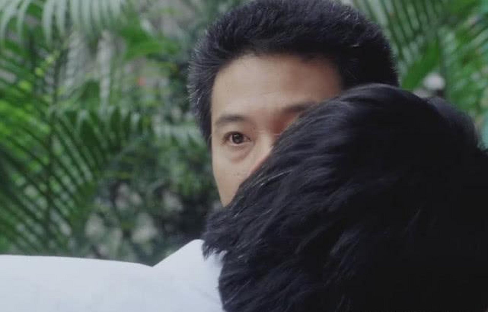 在电影《整蛊专家》中,有非常经典的一幕,那就是刘德华亲吻周星驰.