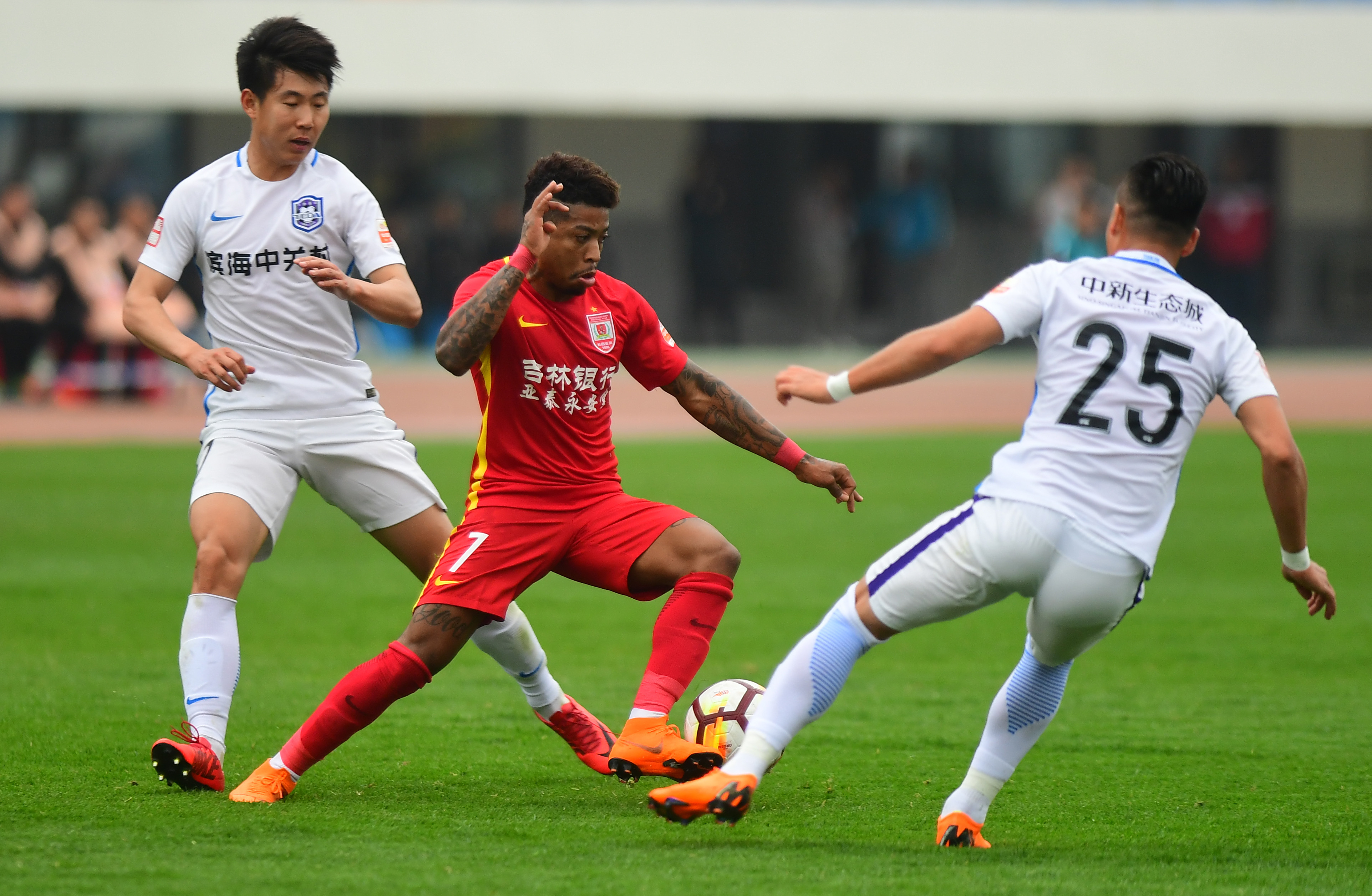 足球——中超:长春亚泰不敌天津泰达(2)