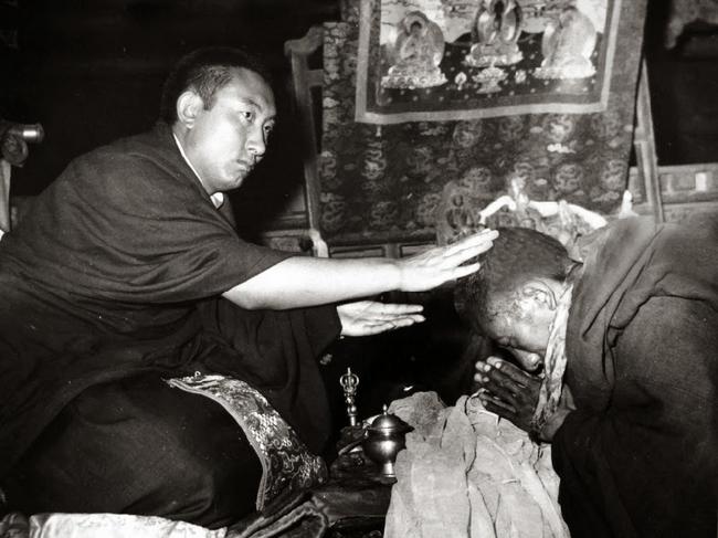 十世班禅老照片:不平凡的一生令人钦佩,图5为抗美援朝捐款买战机