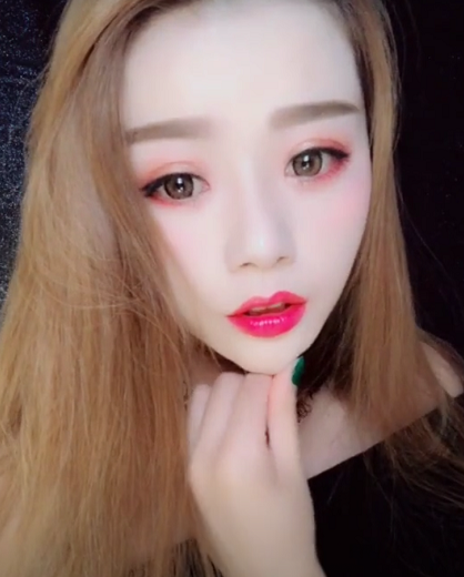 小姐姐化妆逆袭当伴娘,化完妆之后,网友:你是去抢婚吧!