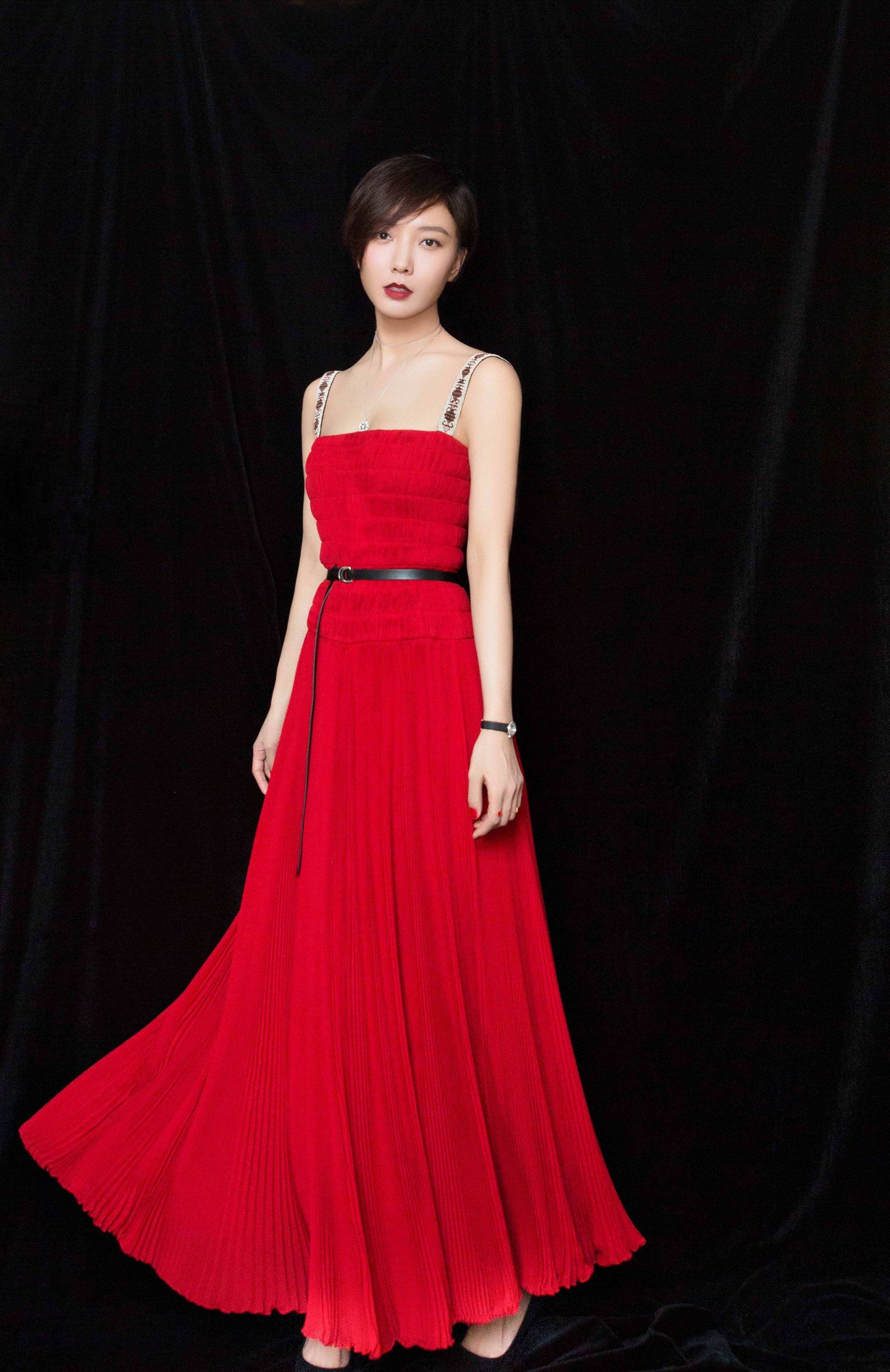 王珞丹,穿上红色礼服,帅气中不失小性感.