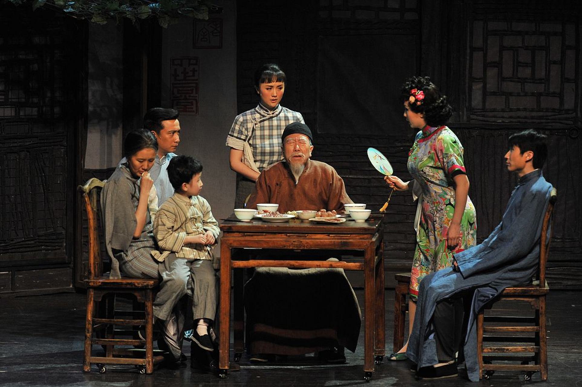 9598为什么大学生必读《四世同堂》?揭秘老舍经典!