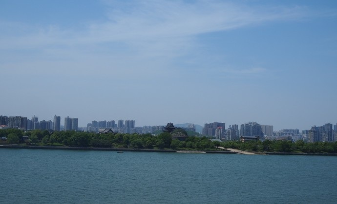 湘江是长沙的母亲河,它由南至北流过韶山进入长沙城