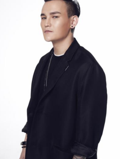 周翔,1982年8月16日出生于新疆乌鲁木齐,毕业于中央戏剧学院,中国内地