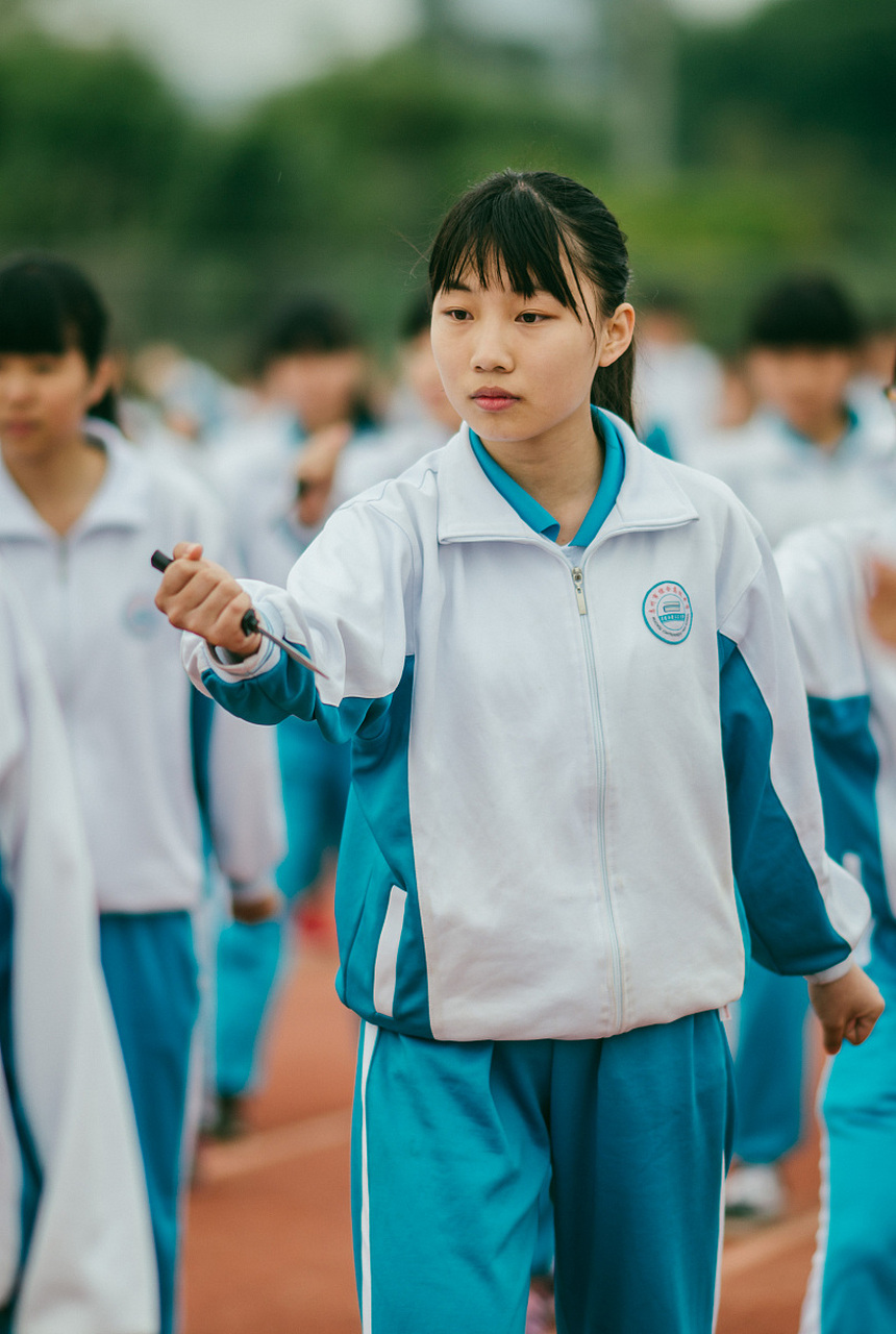 中学生校服着装要求图片