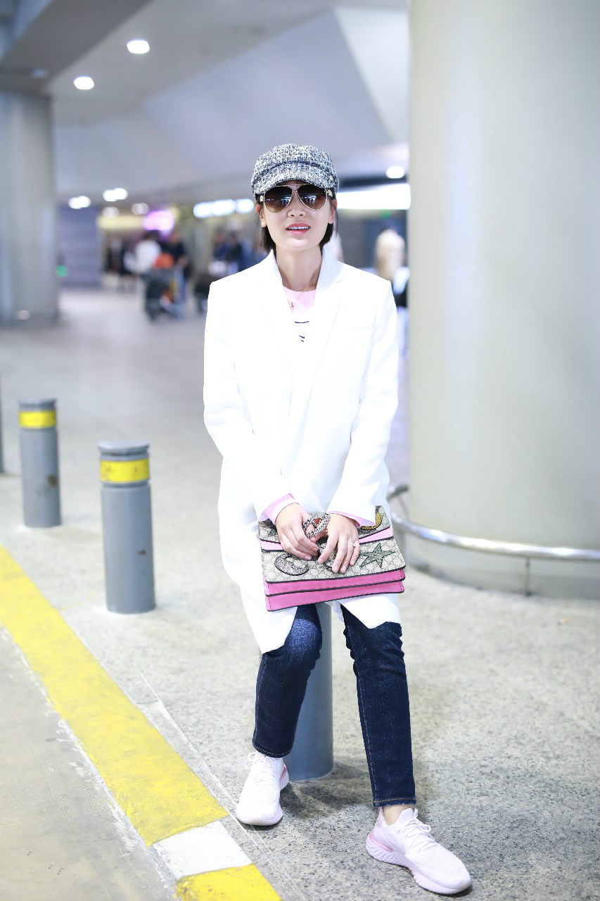 叶一茜戴贝雷帽和墨镜穿白色风衣现身机场,皮肤白皙面带微笑