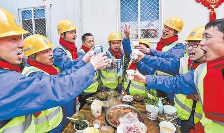 工地上的团年饭 成都城市音乐厅建设者吃火锅欢度春节