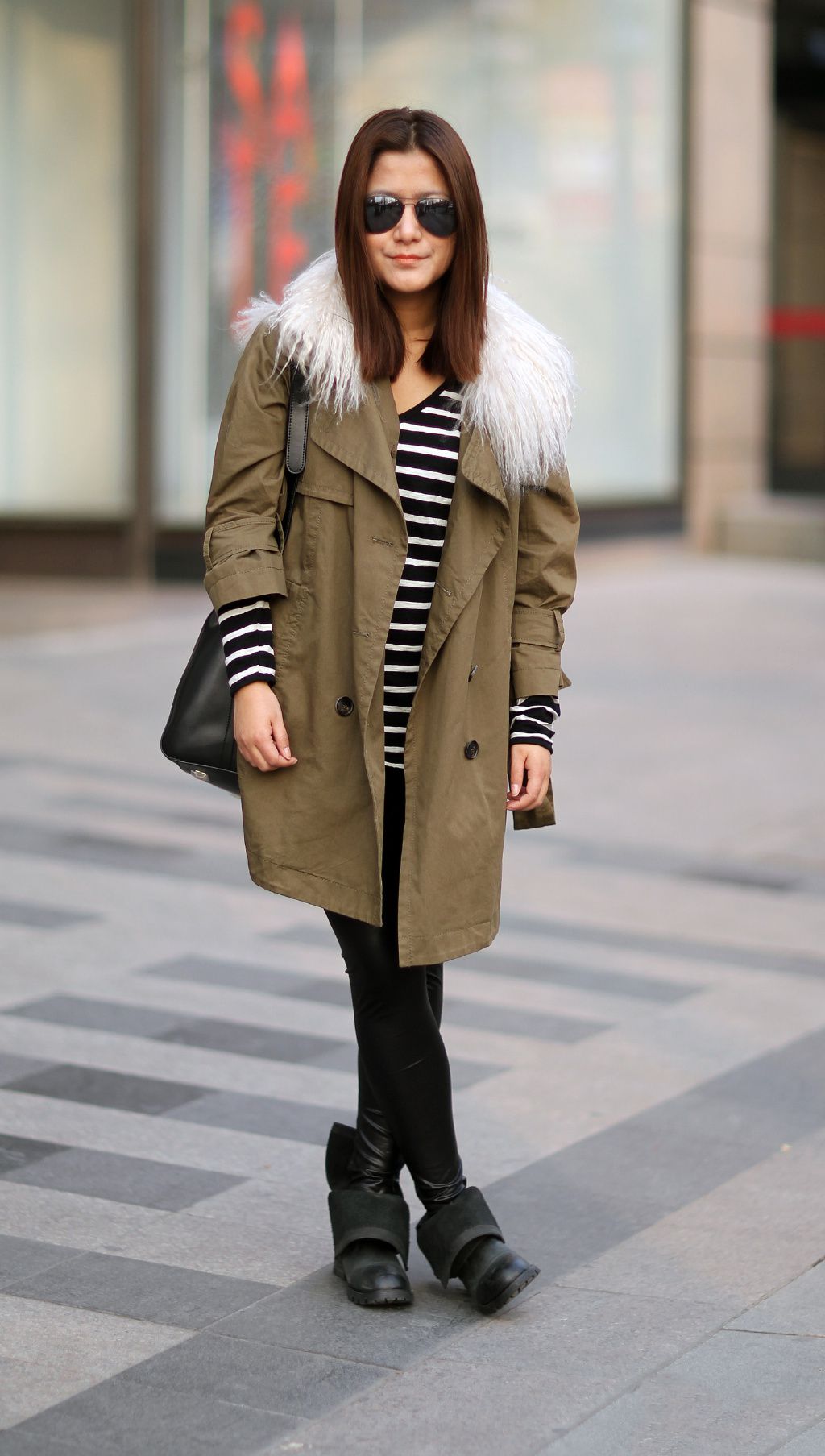 街拍:慵懒的针织开衫加打底裤,浅色的短靴,喜欢的妹子可以借鉴下.