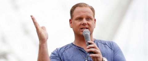 尼克·瓦伦达和他的妹妹计划在时代广场上走高空钢丝