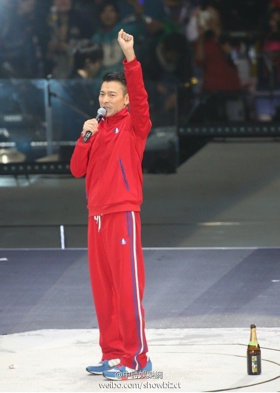 "阿迪达斯"推出新春"三叶草"运动套装,天王刘德华都喜欢穿