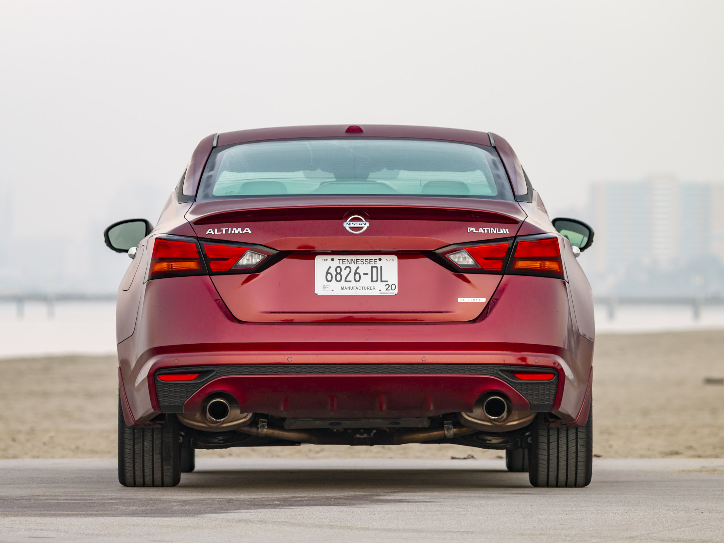 天籁的话,那么从之前的型号就能够看出来,它有着比较笨拙的外观设计