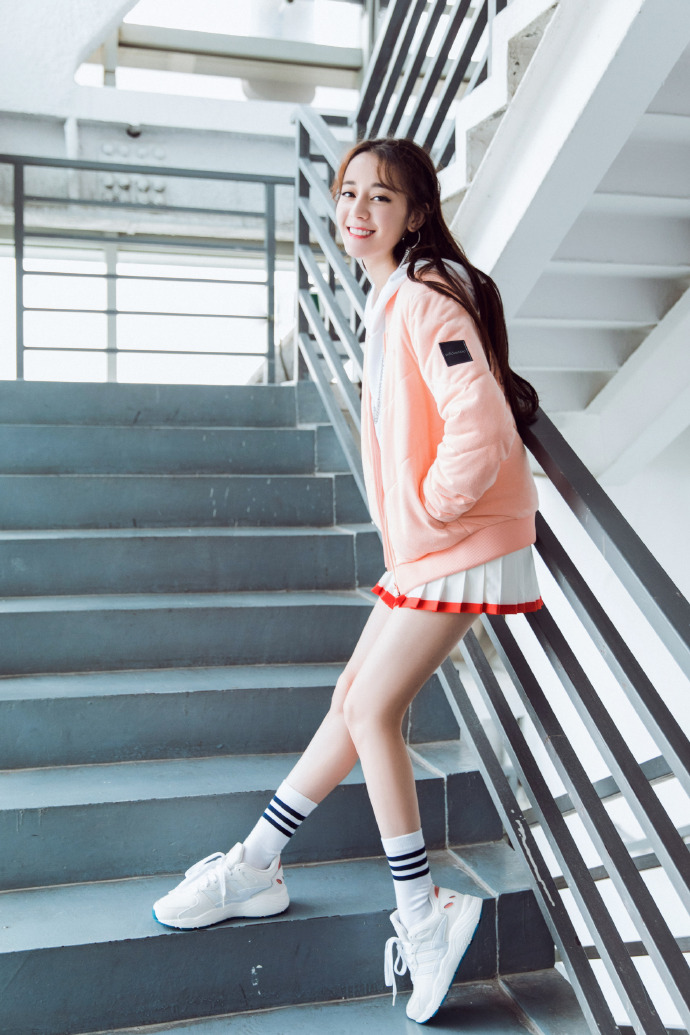 热巴像是漫画里跑出来的阳光女孩,网友:看到就让人心情好了起来