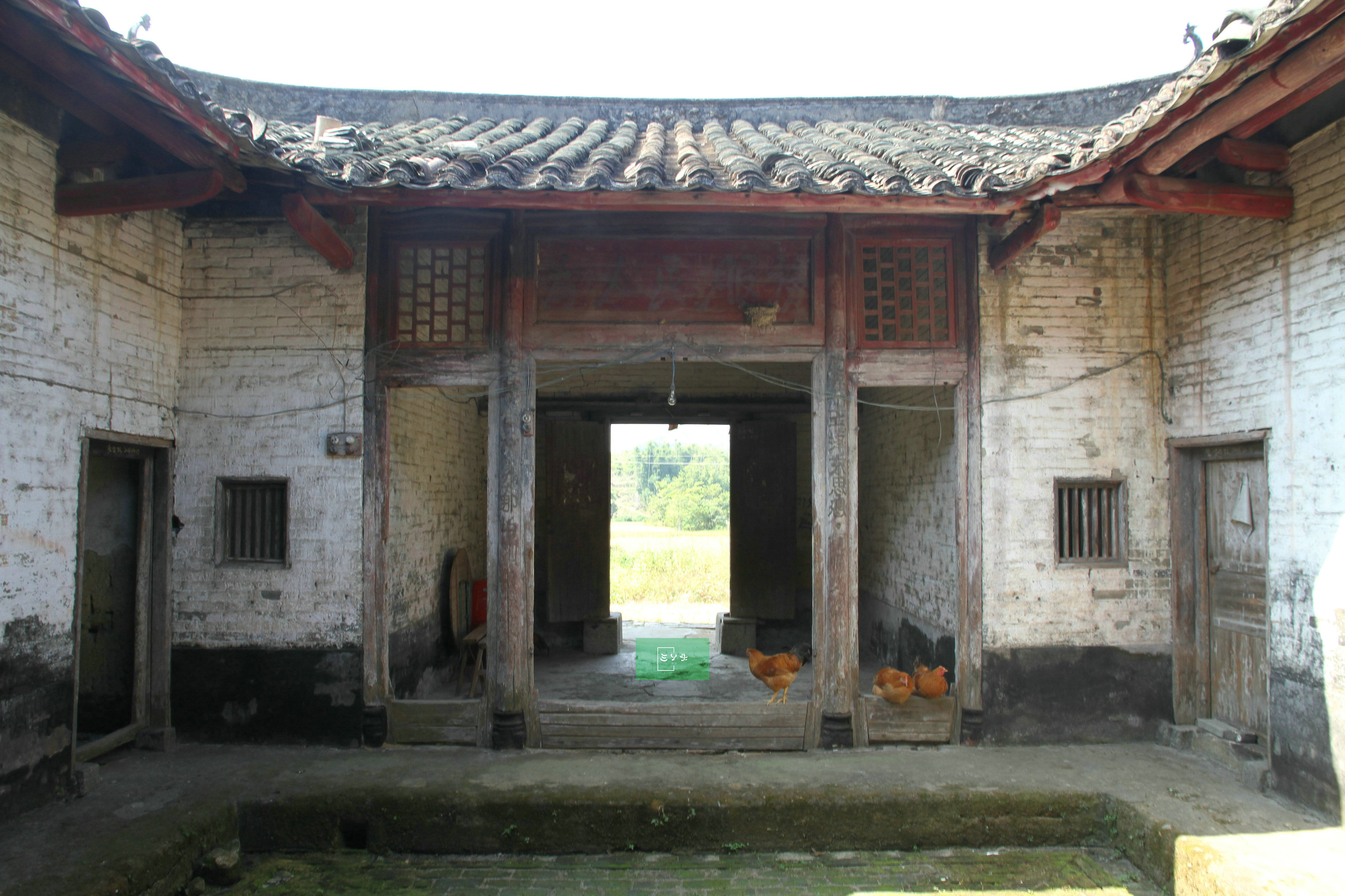 围龙屋的中间部分是二进深的陈氏祖堂,堂屋是整座建筑的中心,是供族人