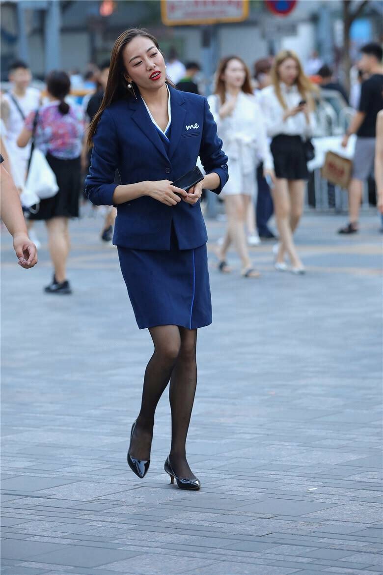 街拍:美女蓝色套裙职业装,搭配黑色高跟鞋 网友:我喜欢第三张