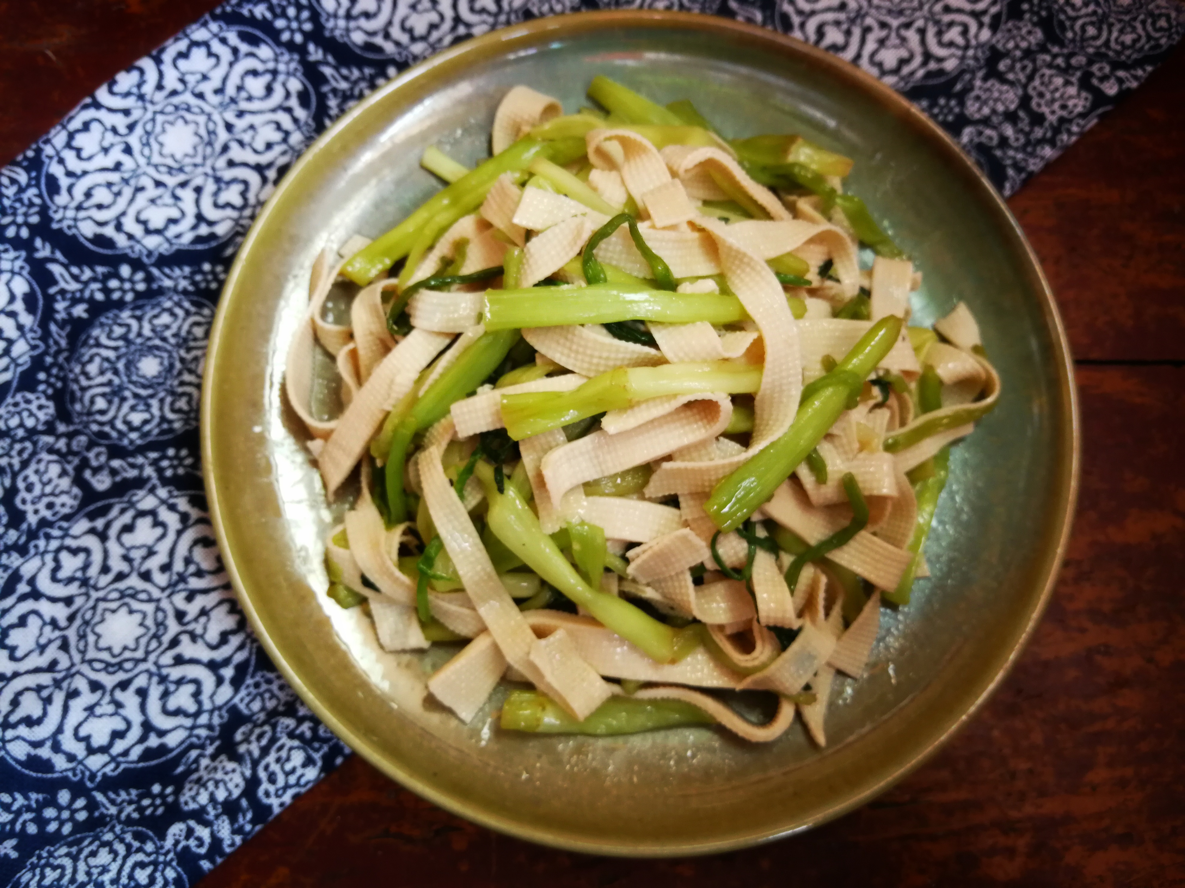 这菜北方很少见,用它炒千张,清新脆嫩,没有肉也很香!