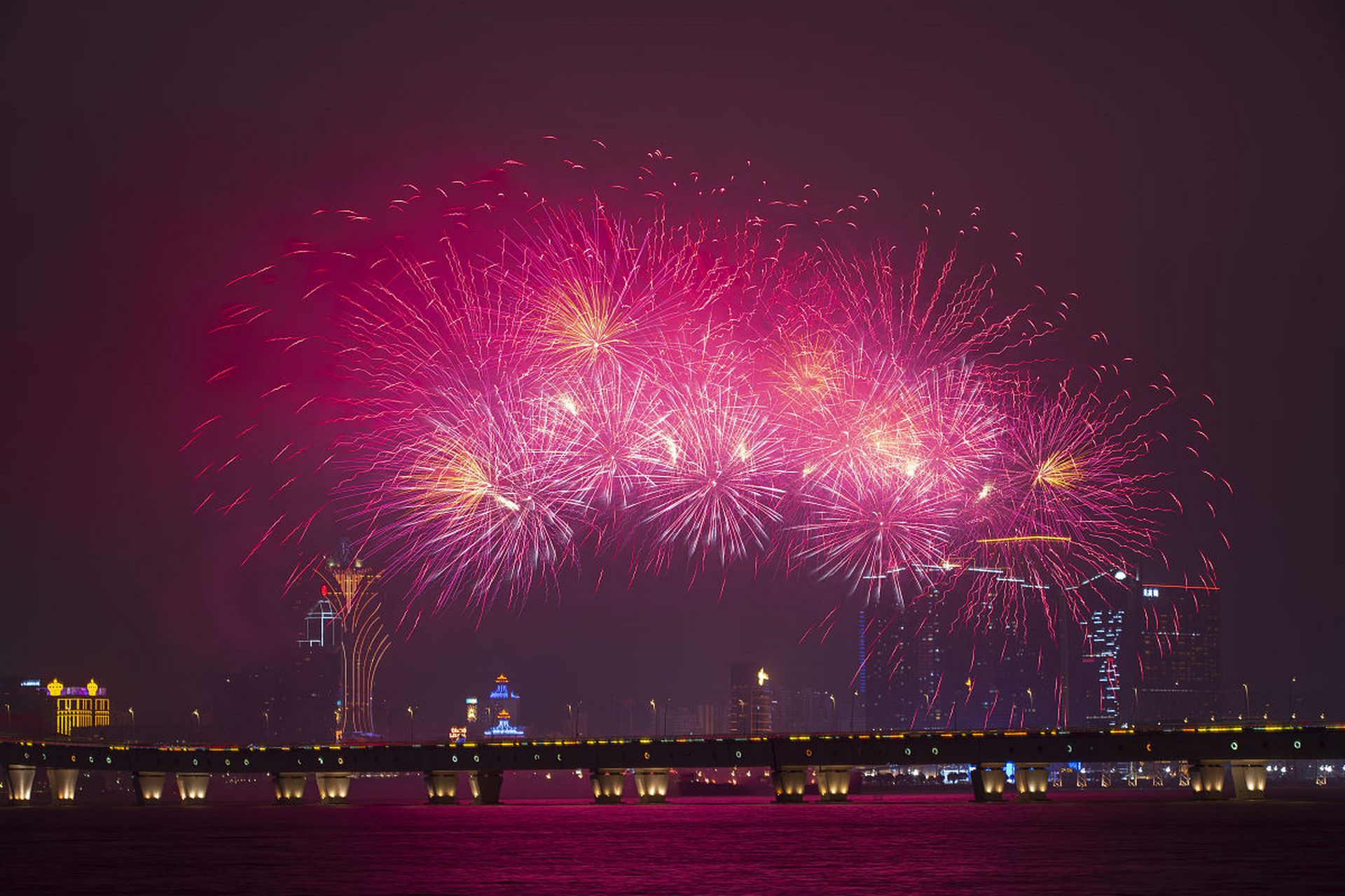 几个月前写的现代诗  《烟花》  烟花 是那样 如梦似幻 光彩照人 不