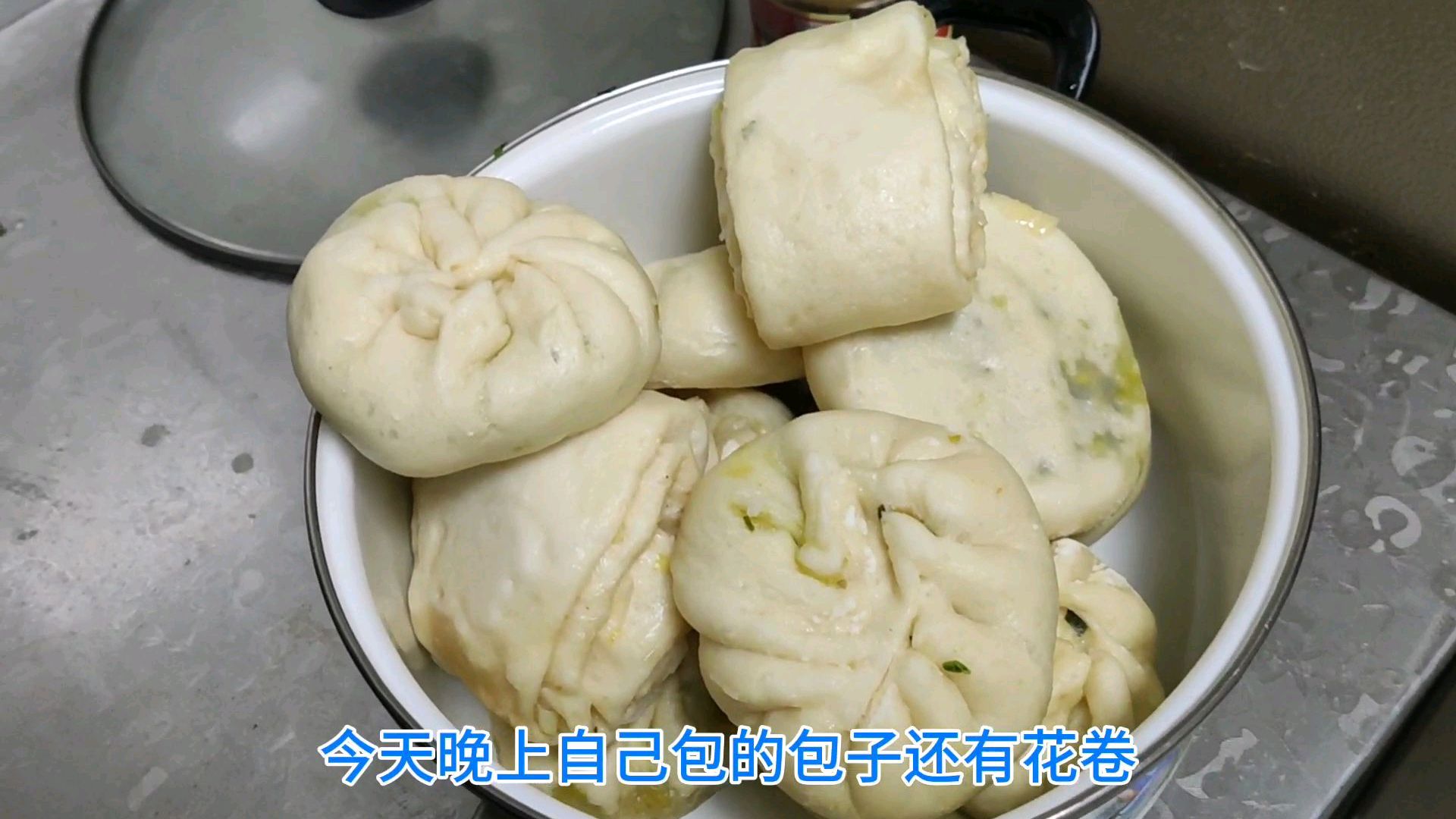 小伙第一次做包子包成这样,不好看但是很好吃,一口气吃了6个