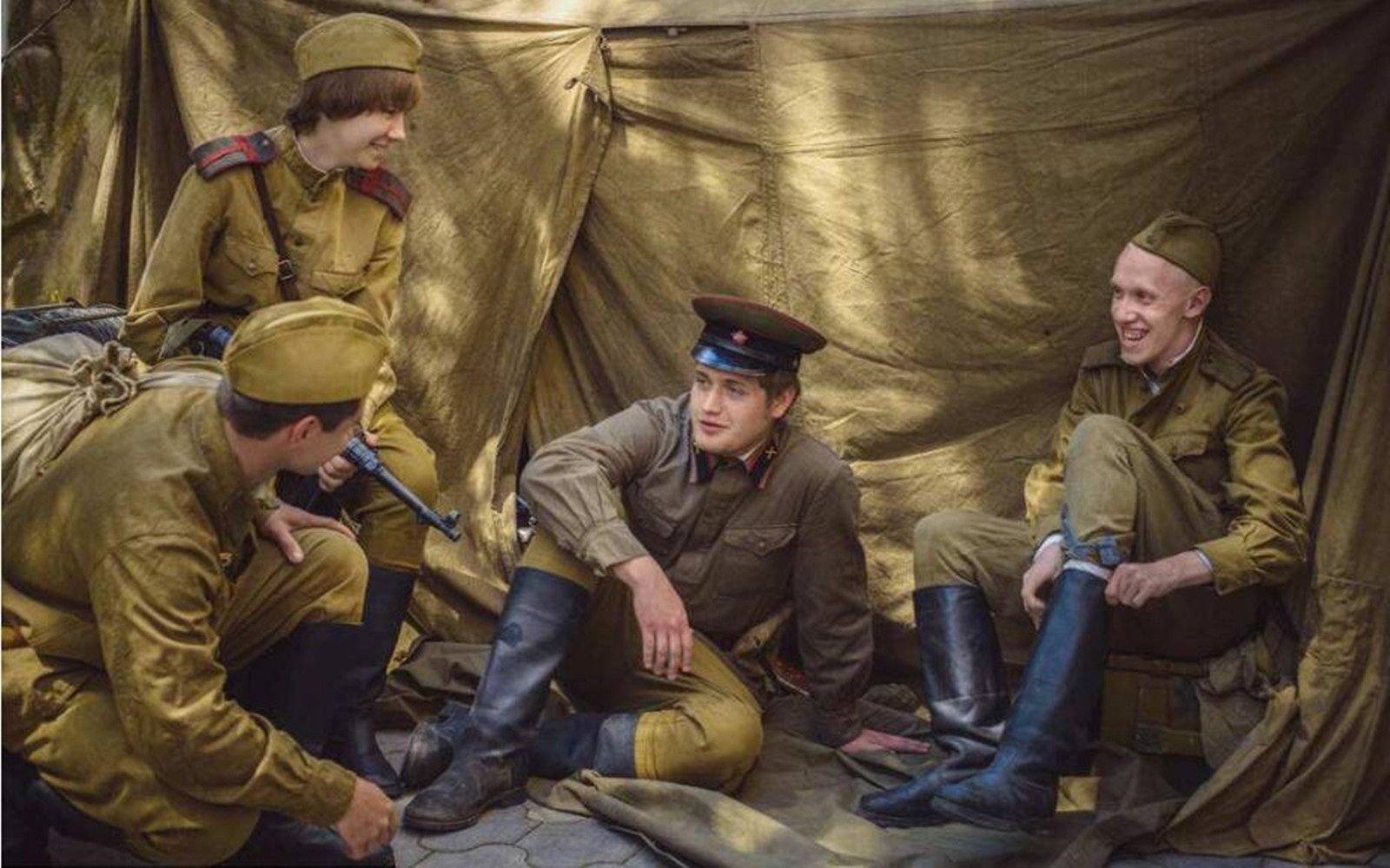 在二战时,为什么苏联士兵身上都围着一个布袋呢?