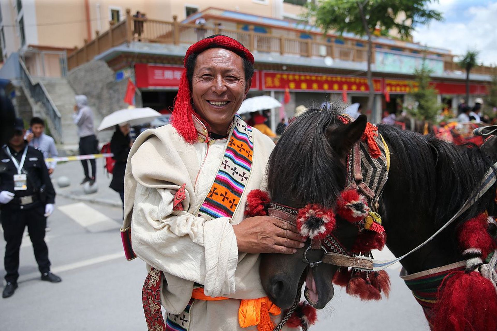 青海一藏族女子出嫁在网络突然走红,原因是她的家人直接陪嫁了100头