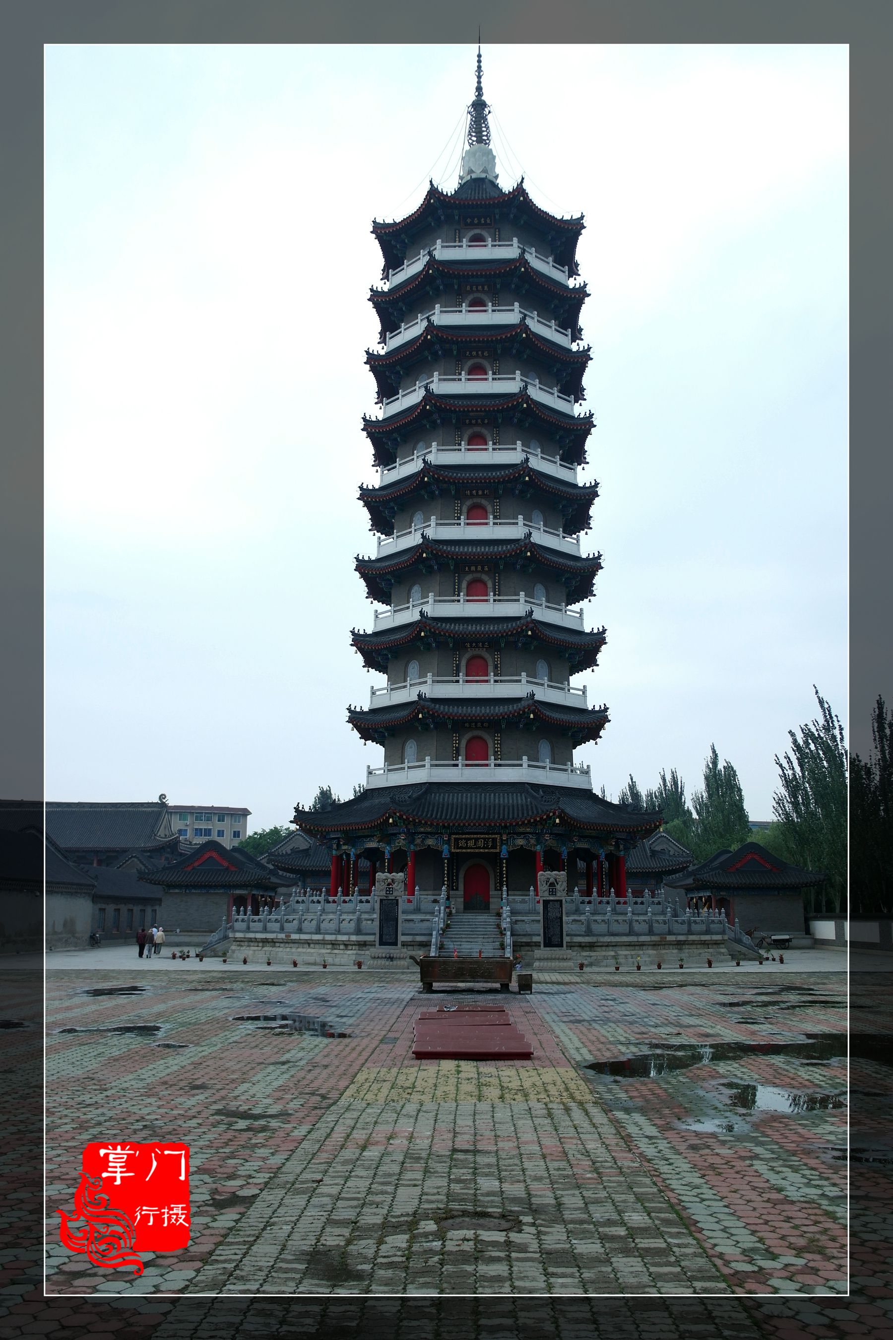 建国后建成的惟一寺塔塔内每层都供奉樟木贴金佛造像