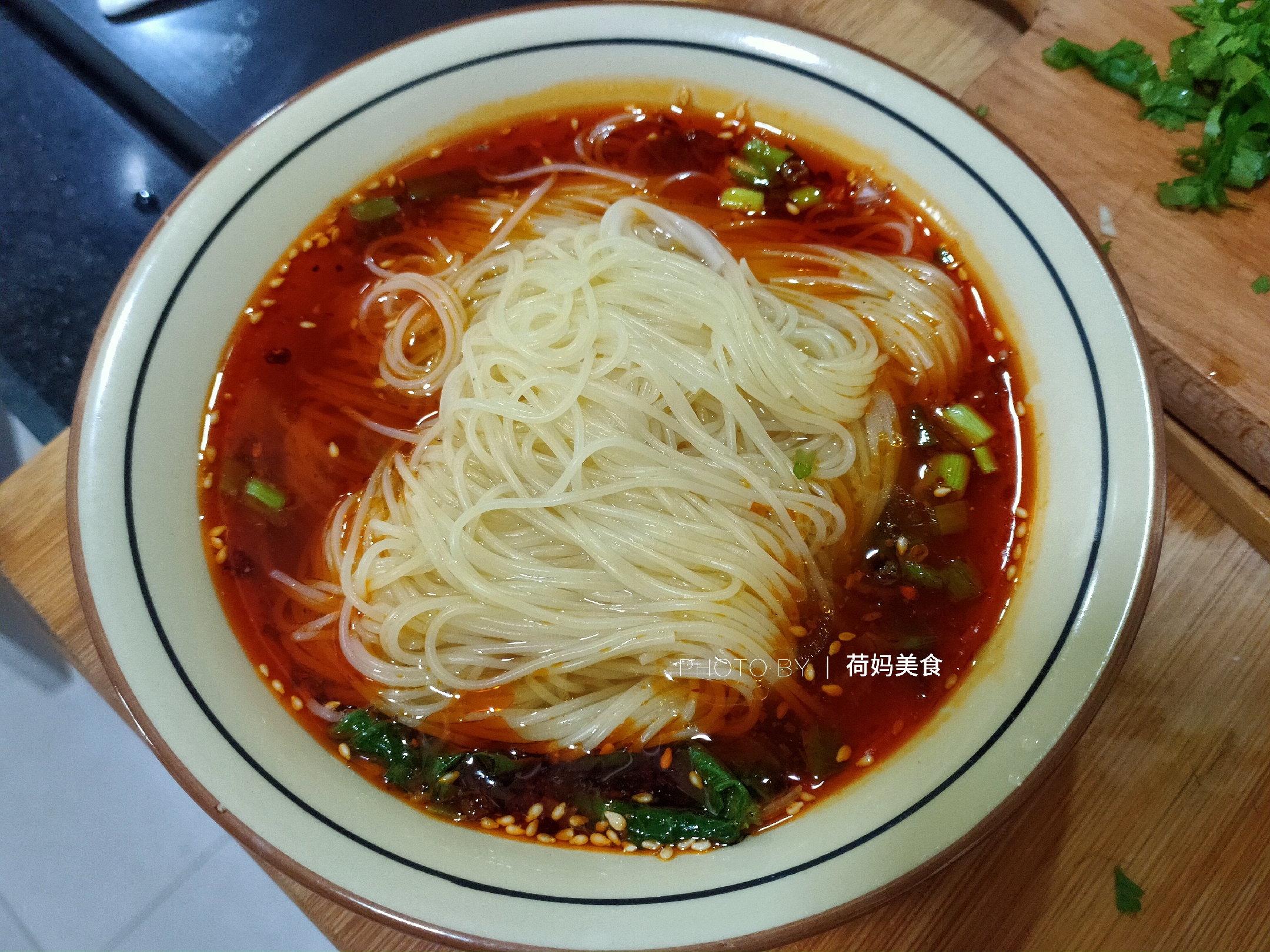 早餐煮一碗素面,麻辣味足,喷香扑鼻,百吃不厌,十分钟就搞定!