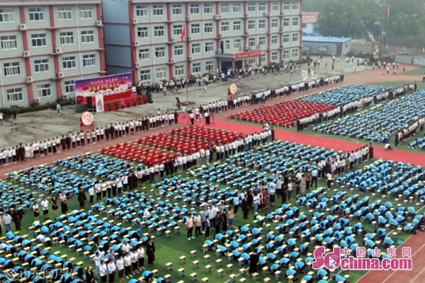 晨曦学校再现成童礼