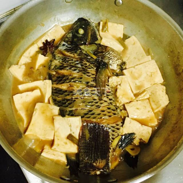 罗非鱼炖豆腐,肉质细嫩,味道鲜美,蛋白质爆棚了