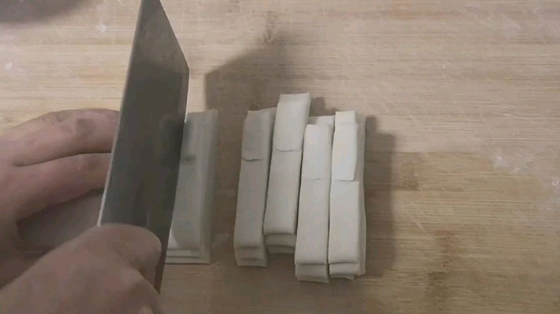 视频教你芝麻叶手擀面的做法,简单,易学
