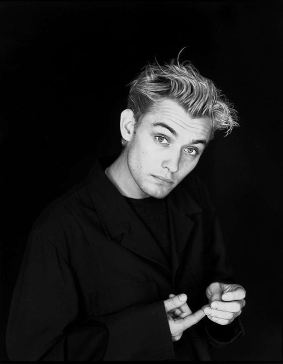 《惊奇队长》男神裘德洛与女友订婚,年轻时的颜值"称霸"好莱坞